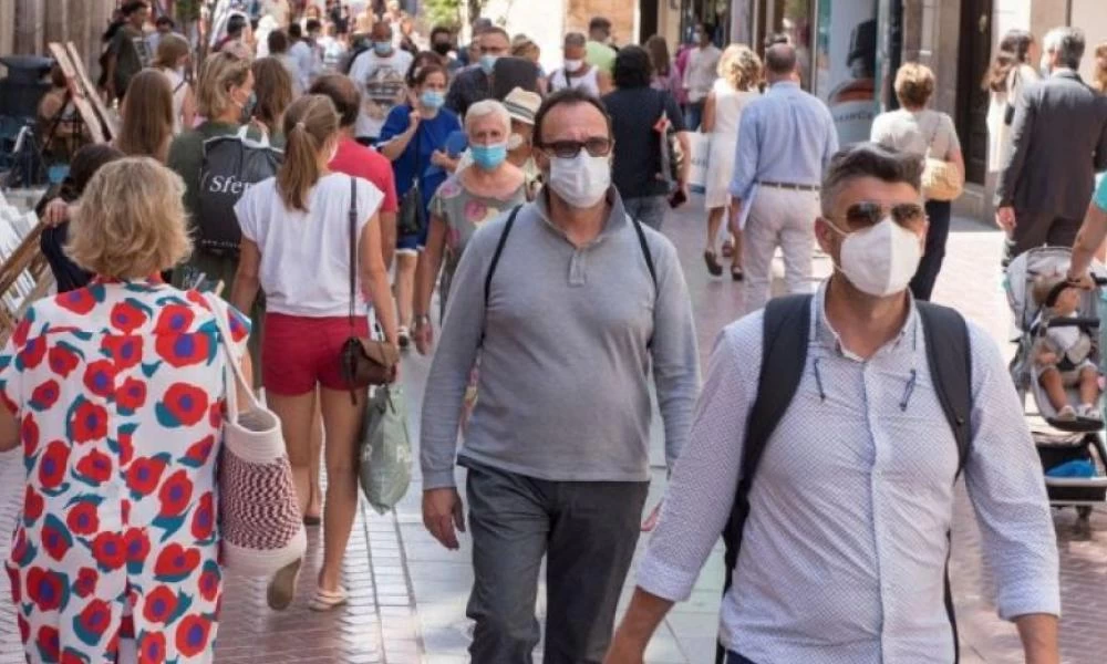 Βασιλακόπουλος: Κίνδυνος αύξησης του ιικού φορτίου λόγω χαλάρωσης